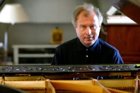 Sir András Schiff hat sich mit dem Salzburger Marionettentheater 2010 zu einem gemeinsamen Projekt zusammengetan. 