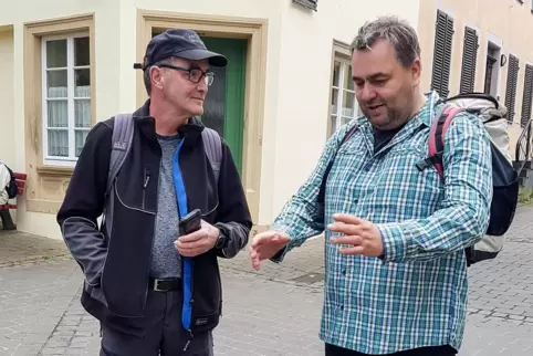 Der Vorsitzende der Ortsgruppe Kaiserslautern, Ralf Pera (links), mit dem Wanderwart Christan Hempel auf einer Tour auf dem Pfäl