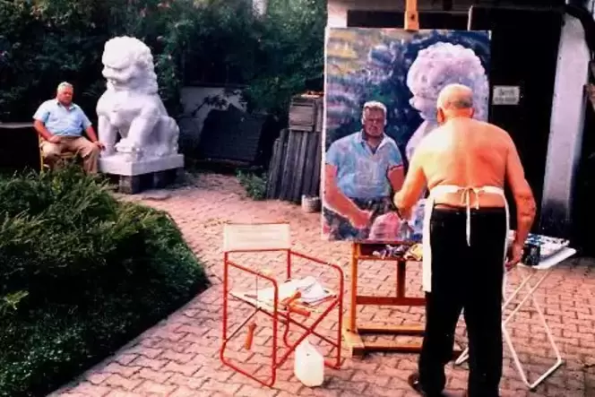August 1995: Der damals 80-jährige Karl Unverzagt malt im Hof seines Ateliers Karl-Heinz Gass mit einem Löwen aus China.