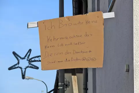 Ein selbstgebasteltes Papp-Plakat in der Altheimer Straße in Mittelbach gegen die Kehrmaschinen-Ankündigung des UBZ. 