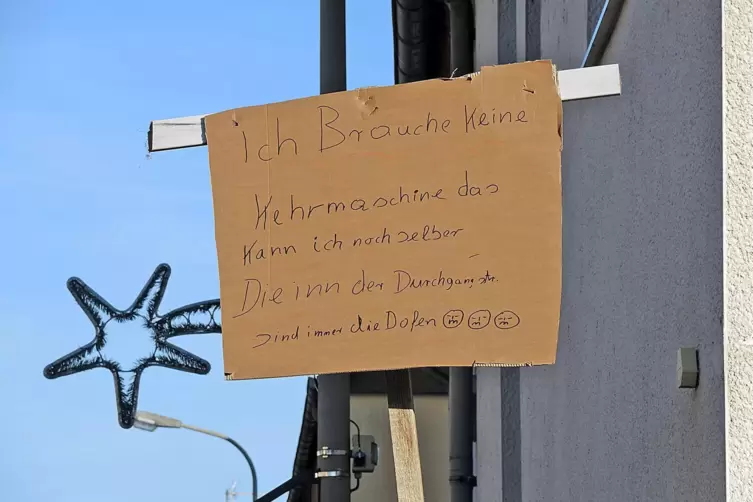 Ein selbstgebasteltes Papp-Plakat in der Altheimer Straße in Mittelbach gegen die Kehrmaschinen-Ankündigung des UBZ. 