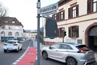 Der Talstraßen-Verkehr fließt wieder, hier Höhe Fröbelstraße.