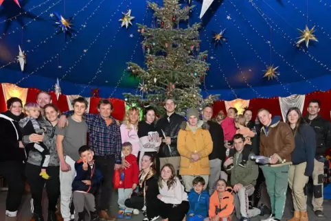 Die Circusfamilie Weisheit auf einen Blick: Heiligabend verbringen alle gemeinsam im weihnachtlich dekorierten Vorzelt der Maneg