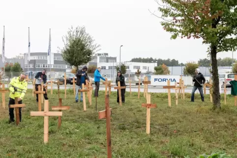 Für jede wegfallende Stelle ein weißes Kreuz: Protestaktion bei Faurecia.