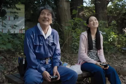 Kôji Yakusho als bescheidener Hirayama, der in Tokyo Toiletten reinigt, mit Arisa Nakano als seine Nichte in Wim Wenders „Perfec