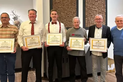 Ehrung in Otterberg: (von links) Stefan Reiland, Frank Ritter, Jan-Vincent Ritter, Hermann Raquet, Dirk Leibfried und Kreisvorsi