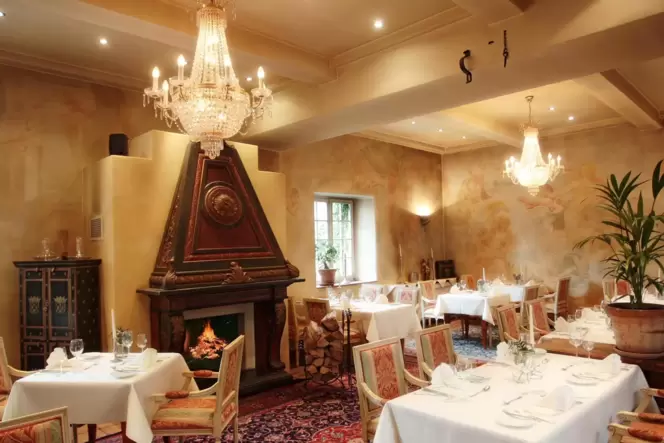 Festlich-gemütlich mit Kamin: das Restaurant des Hotels Schloss Edesheim.