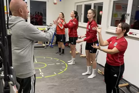 Gar nicht so einfach: Rolf Freymüller lässt Jasmin Mackert, Luisa Knapp, Lisa Eisenhauer und Felicia Mongitore mit Bällen jongli