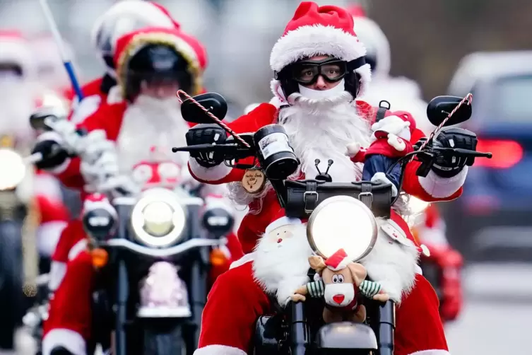Die Riding Santas sammeln nicht nur auf ihrer Tour am Nikolaustag Spenden, sondern stellen jedes Jahr mehr als 650 Spendendosen 