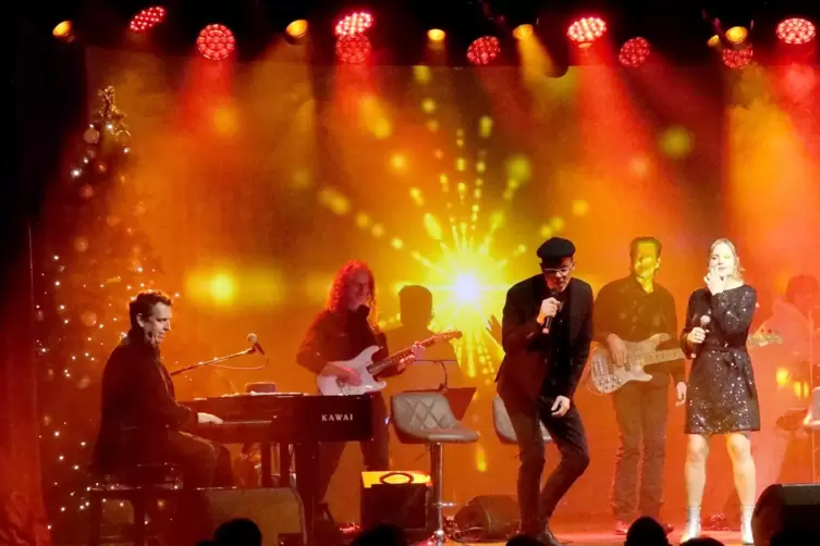 Keyboarder Thomas Schwab hat die Show &bdquo;Christmas Moments&ldquo; initiiert, am Mikro mit dabei: Dominik Steegm&uuml;ller und Emily Valerius.
