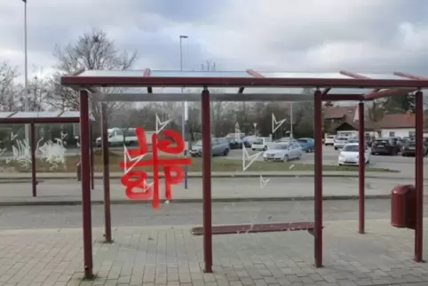 An einer Haltestelle am Busbahnhof am Schulzentrum haben sich Vandalen verewigt.