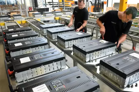 Gibt es Geld aus Mainz für den Klimaschutz, sollen unter anderem Batteriespeicher für die PV-Anlagen der Schulen gekauft werden.
