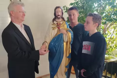 Pfarrer Andreas Pfautsch und die Hagenbacher Protestanten gewähren dem „sehr katholisch aussehenden“ Jesus Asyl.