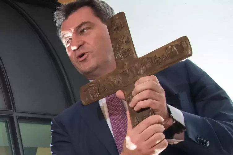 Auftritt wie in einem Vampirfilm: Bayerns Ministerpräsident Markus Söder im April 2018 beim Aufhängen eines Kreuzes in der Staat