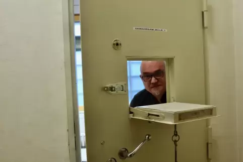 Gerne öffnen die Beamten der PI Schifferstadt nicht diese Tür zur Arrestzelle, schon gar nicht an Weihnachten. Aber manchmal mus