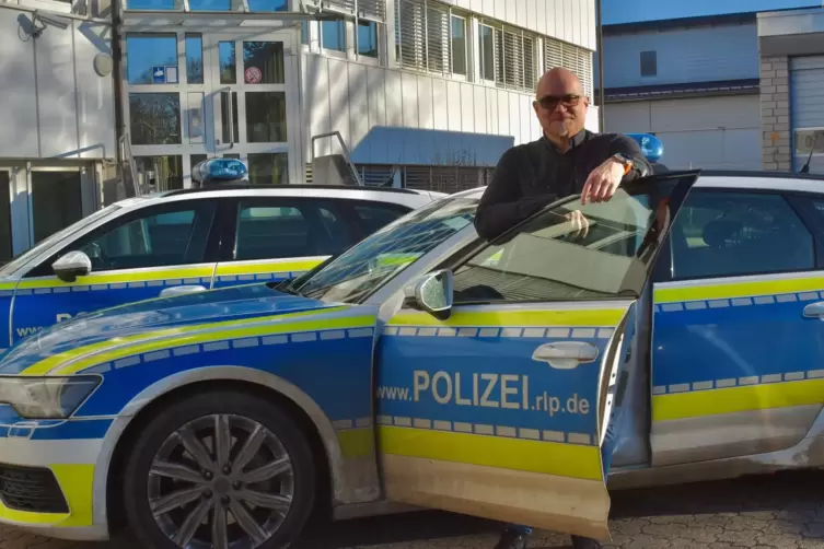 Diese T&uuml;r m&uuml;ssen alle Polizisten aufmachen, die zum Einsatz raus m&uuml;ssen oder Streife fahren.