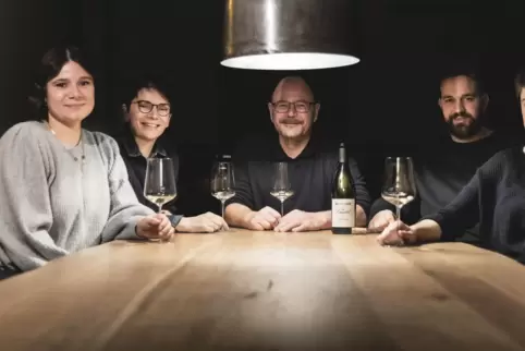 Das Weingut Metzger ist ein Familienbetrieb: In der Bildmitte Inhaber Uli Metzger mit Tochter Nane-Luise, Ehefrau Karin, Schwieg