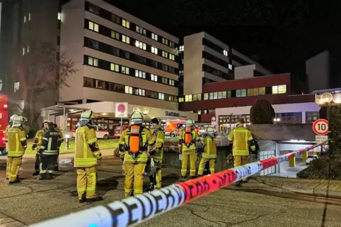 Großaufgebot: Feuerwehr, Polizei, Katastrophenschutz und Rettungsdienste waren mit mehr als 100 Kräften an der Stadtklinik im Ei