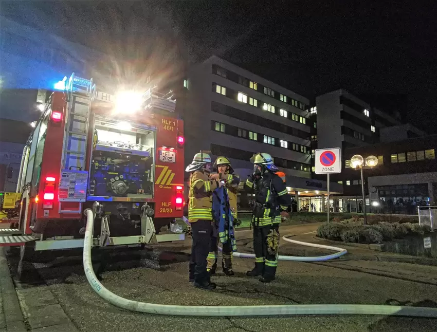 Das Feuer war nach Behördenangaben um 22.25 Uhr gelöscht.