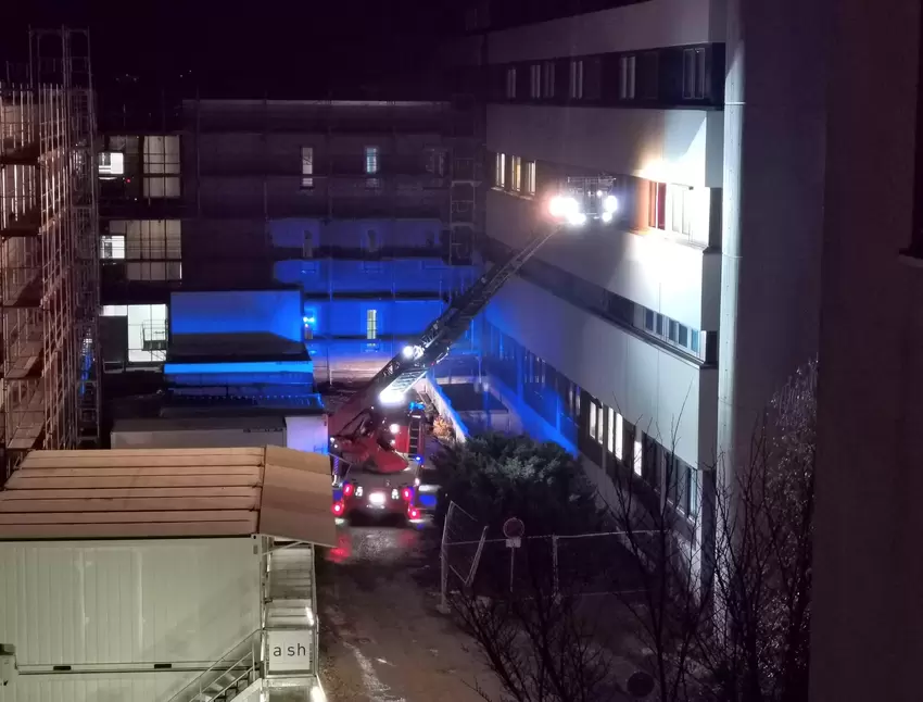Mit der Drehleiter verschafft sich die Feuerwehr am Montagabend Zugang zu dem Brandzimmer an der Westseite des Haupthauses.