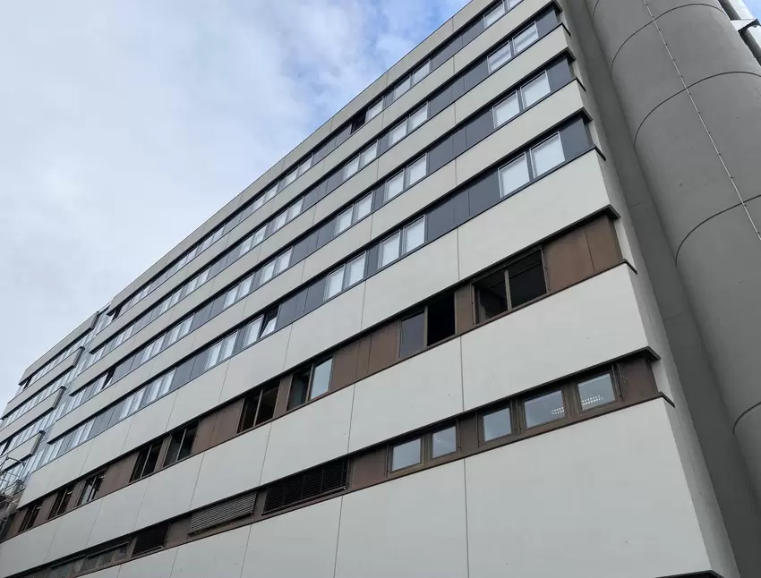 Die Fenster der Station im zweiten Stock der Stadtklinik sind zum Lüften geöffnet.