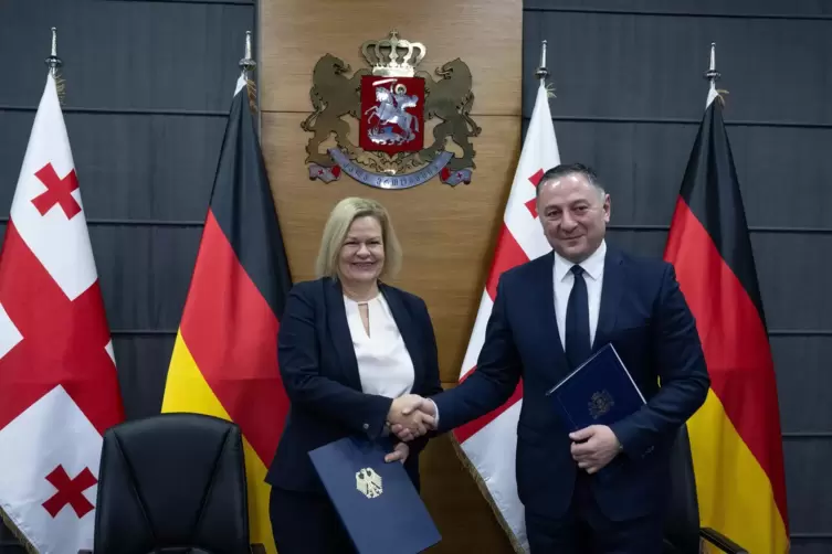 Bundesinnenministerin Nancy Faeser und der georgische Innenminister Vakhtang Gomelauri untereichnen ein gemeinsames Migrationsab