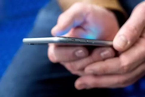Was hat der 19-Jährige vor dem Verlassen des Zuges über sein Handy geschrieben? Das wollen die Behörden herausfinden. 