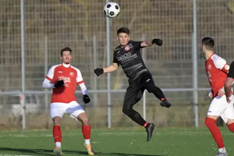 Eine der Stützen beim LSC: Ismail Imre (Mitte) beim Kopfball. 