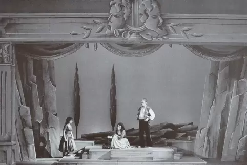 Zur 100-Jahr-Feier des Pfalztheaters inszenierte Intendant Willie Schmitt 1962/63 die Oper „Preciosa“ von Carl Maria von Weber. 