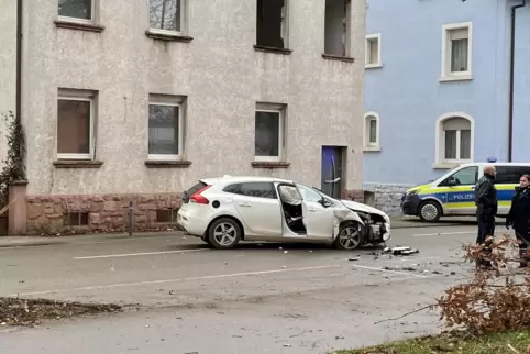 Warum das Auto von der Straße abkam ist noch nicht geklärt.