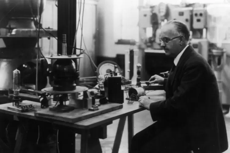 Hermann Anschütz-Kaempfe bei Experimenten zum Kreiselkompass (links im Bild) 1925 