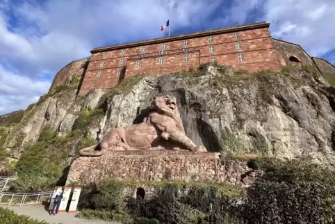 Vor der Vauban-Festung: Löwe von Auguste Bartholdi, dem Schöpfer der Freiheitsstatue.