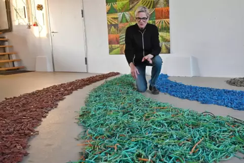 Mäanderde Flüsse aus Müll: Daheim hat Susanne Egle ihre Installation, die auf der Landesausstellung zu sehen war, für den Berich