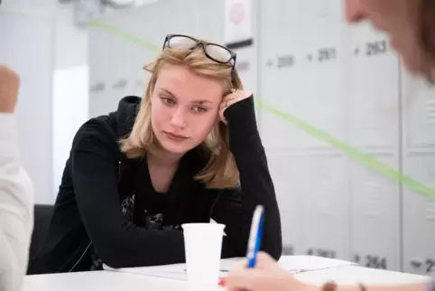 Eine Ukrainerin nach ihrer Ankunft in Berlin. Wie wird ihr Leben in Deutschland aussehen?