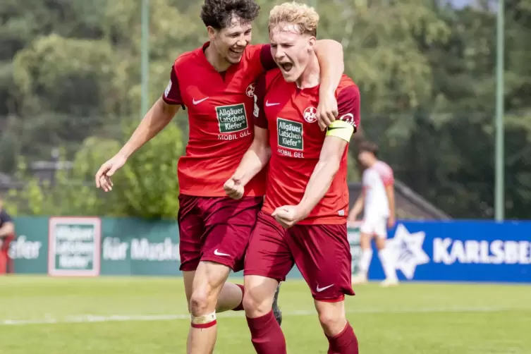 Erfolgserlebnis: Die FCK-Torschützen Oskar Prokopchuk (links) und Mika Haas bejubeln den 3:2-Sieg im DFB-Pokalspiel gegen RB Lei