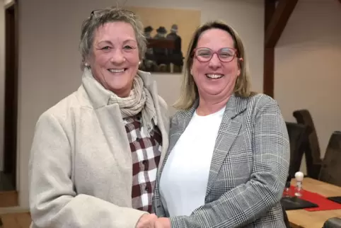 Glückwünsche für die SPD-Ortsbürgermeisterkandidatin: Bianca Staßen (rechts) mit der stellvertretenden Vorsitzenden des SPD-Orts