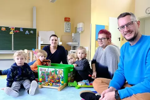 In zwei Räumen der leerstehenden Grundschule Althornbach haben (von links) Louis und James, Erzieherin Mara Schmidt, Jannis, Han