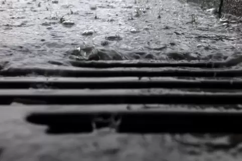 Wenn Regenwasser nicht versickern kann, fließt es in einen Kanal. Dafür müssen Grundstückseigentümer bezahlen. 