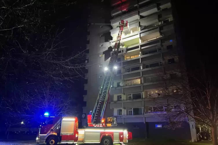Mit der Leiter rettete die Feuerwehr drei Personen.