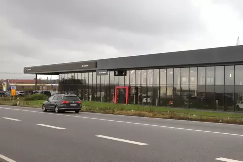 Der große Neubau des Autohauses am nördlichen Stadteingang ist erst 2018 bezogen worden. 