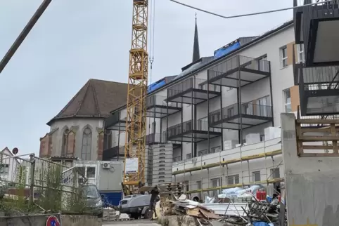 Ludwigscarrée-Bau im Sommer 2021: Wohngebäude grenzt an frühere Kirche an. 