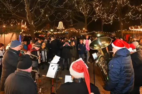 Weihnachtliche Klänge auf dem Haßlocher Jahnplatz mit den „Mackenbachern“.
