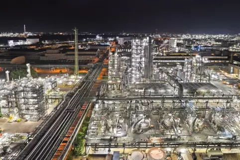 Produktion auch in der Nacht: Blick über das BASF-Stammwerk in Ludwigshafen.