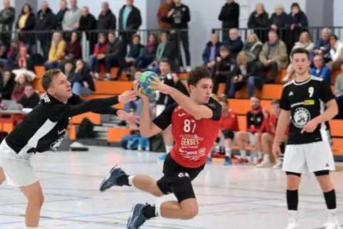 Zuletzt sechs Tore: Dominic Gerbes (am Ball) von der HSG Dudenhofen/Schifferstadt gegen TG Waldsee.