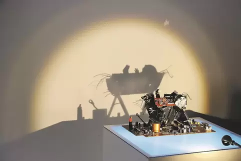 Noch gibt es Hoffnung: Jens Henning erzeugt Schattenbilder mit Elektroschrott. 