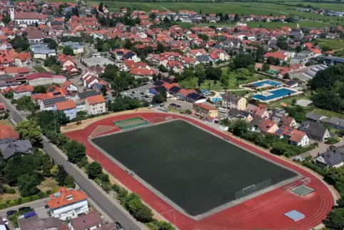 Aus der Vogelperspektive: der Sportplatz in Maikammer. 