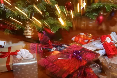 Geschenke unterm Weihnachtsbaum: Oft ist auch ein schön verpackter Gutschein dabei.