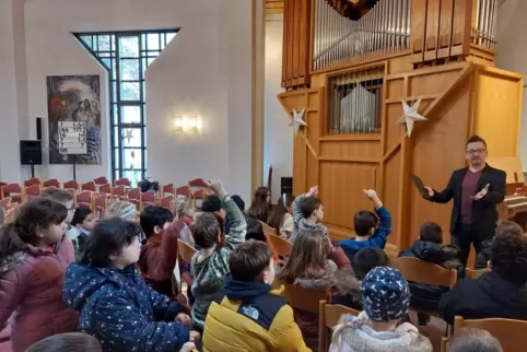 Bei der Orgelstunde in der Friedenskirche erzählt der erfolgreiche Musiker Felix Hell den Kindern der Erkenbertschule auch, wie 