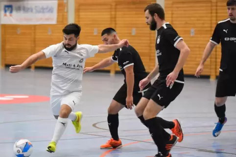 Die Herrenteams kämpfen wieder um den Wanderpokal VR-Bank, hier eine Szene aus dem Duell Offenbach gegen Dammheim im Vorjahr. 