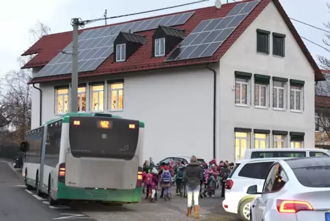  Kommen nach der Fahrplanumstellung regelmäßig zu spät an der Grundschule Kallstadt an: Schüler, die aus Richtung Erpolzheim mit